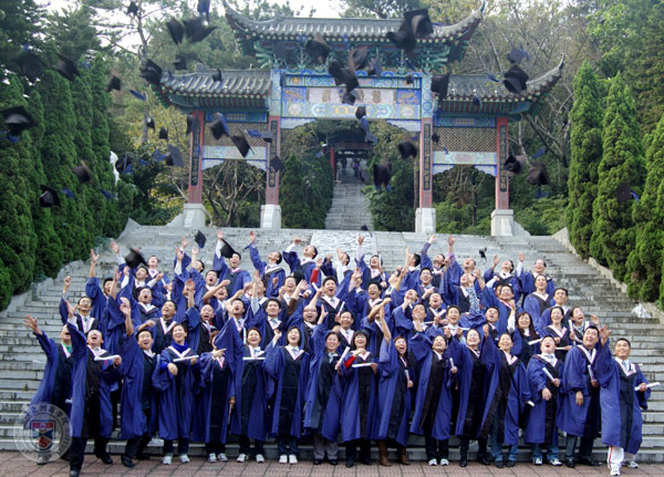 香港亚洲商学院大陆管理中心2011届毕业学员合影